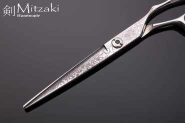 6.5 Zoll . Mitzaki-Nagoro650-ERGO ,für alle Schnitttechniken geeignet, incl.Zubehör & Etui, florales eingraviertes Blütenmuster, ein Traum von Schere, grüner Jadestein als Einstellschraube