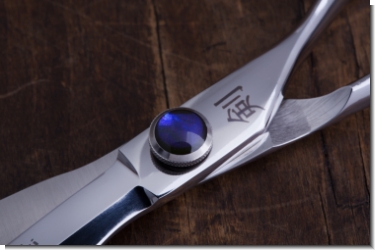 Preview: AYANO 550 (5,5 Zoll) m. verschraubtem Fingerhaken , Rändelschraube mit blau/violettem Zierstein, raffinierte Ergo-Form