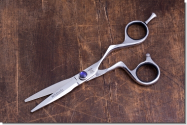 Preview: AYANO 550 (5,5 Zoll) m. verschraubtem Fingerhaken , Rändelschraube mit blau/violettem Zierstein, raffinierte Ergo-Form