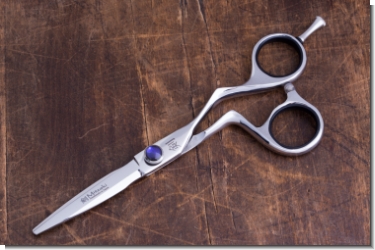 AYANO 550 (5,5 Zoll) m. verschraubtem Fingerhaken , Rändelschraube mit blau/violettem Zierstein, raffinierte Ergo-Form