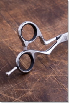 Preview: AYANO 550 (5,5 Zoll) m. verschraubtem Fingerhaken , Rändelschraube mit blau/violettem Zierstein, raffinierte Ergo-Form