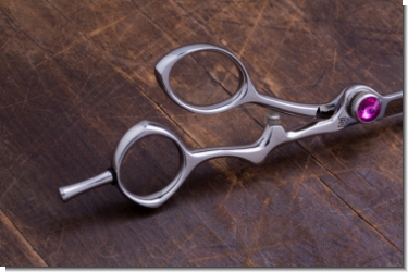 Friseurschere, NATSUKI 550 (5,5 Zoll),m. verschraubtem Fingerhaken, Ergo-Form, für Friseure die das besondere lieben, Rändelschraube mit rosé funkelndem Stein,Hohlschliff