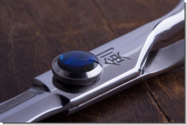 Preview: Haarschere  ,Mitzaki-Shiro 600, 6.0" ZOLL,440C Japanstahl, Hohl geschliffen, ergonomische Formgebung, Schneiden mit Semikonvexschliff, fester Fingerhaken - Rändelschraube mit safirblauem Schmucksteinbe