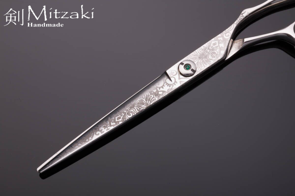 6.5 Zoll . Mitzaki-Nagoro650-ERGO ,für alle Schnitttechniken geeignet, incl.Zubehör & Etui, florales eingraviertes Blütenmuster, ein Traum von Schere, grüner Jadestein als Einstellschraube