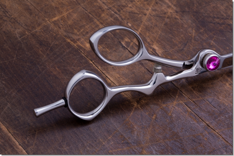 Friseurschere, NATSUKI 550 (5,5 Zoll),m. verschraubtem Fingerhaken, Ergo-Form, für Friseure die das besondere lieben, Rändelschraube mit rosé funkelndem Stein,Hohlschliff