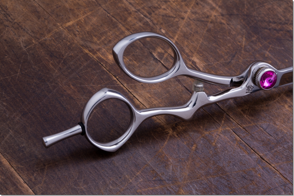 Haarschere, NATSUKI 600 (6,0 Zoll) , mit schraubbarem Fingerhaken, Ergo-Form, Ränelschraube mit rosé funkelndemStein, eine Schere für die Ewigkeit