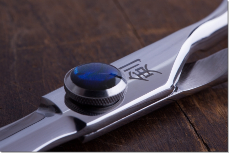Haarschere  ,Mitzaki-Shiro 600, 6.0" ZOLL,440C Japanstahl, Hohl geschliffen, ergonomische Formgebung, Schneiden mit Semikonvexschliff, fester Fingerhaken - Rändelschraube mit safirblauem Schmucksteinbe